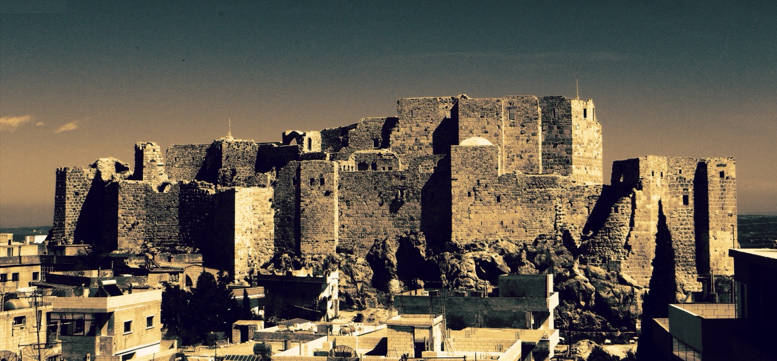 قلعة مصياف فوق البلدة